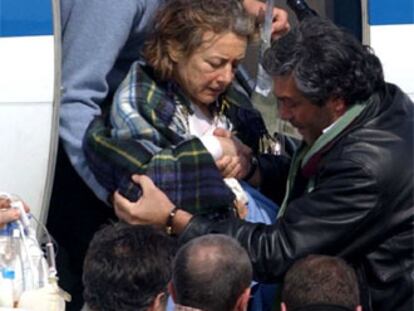 Giuliana Sgrena, a su llegada al aeropuerto romano de Ciampino, tras ser liberada de su secuestro en Irak.