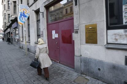 Una dona passa davant d'una escola propera al centre de Brussel·les.