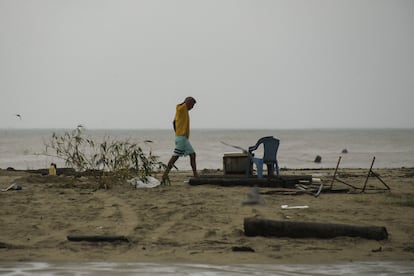 El fenómeno natural ha dejado al menos dos fallecidos y múltiples daños materiales en decenas de municipios a lo largo de la costa del pacífico mexicano. En la imagen, un hombre camina entre escombros en Puerto Escondido (Estado de Oaxaca), la mañana del 24 de septiembre.  