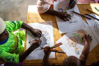 Actividad de apoyo psicosocial para niños realizada por el equipo de MSF en el Hospital General de Maroua, en Camerún. No representa a la niña de la que hablamos en este testimonio.