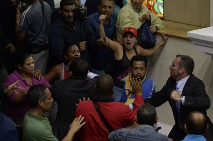 Cientos de personas ingresan a la fuerza al Palacio Legislativo para impedir una sesión especial en la que se discutiría un juicio político contra el presidente Nicolás Maduro. Varias personas resultaron heridas.