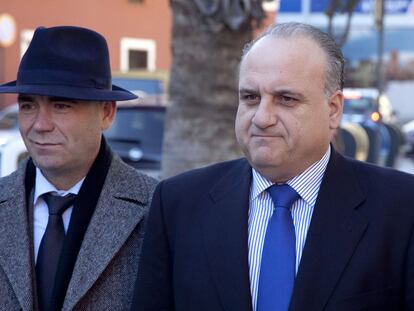 El concejal del PP Javier Bru (derecha), acompañado de su abogado, en los juzgados de Orihuela.