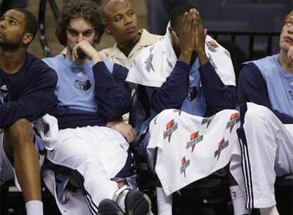 Gasol, en el banquillo durante el partido ante los Bucks junto a Johnson y Warrick, que se tapa la cara.