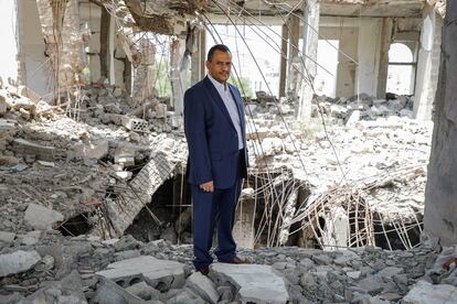 Ameen Jubran, fundador de la organización yemení Jeel Albena, dentro de una casa destrozada por un bombardeo en la ciudad de Saná. La Agencia de Naciones Unidas para los Refugiados (UNHCR) ha galardonado a Jeel Albena con el premio Nansen de los Refugiados 2021.