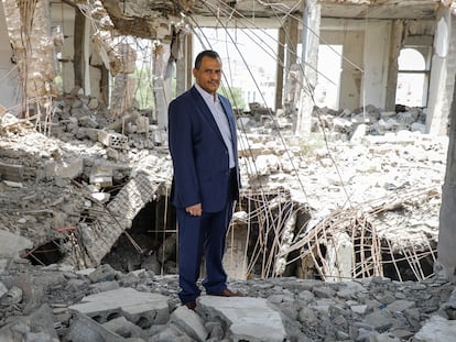 Ameen Jubran, fundador de la organización yemení Jeel Albena, dentro de una casa destrozada por un bombardeo en la ciudad de Saná. La Agencia de Naciones Unidas para los Refugiados (UNHCR) ha galardonado a Jeel Albena con el premio Nansen de los Refugiados 2021.
