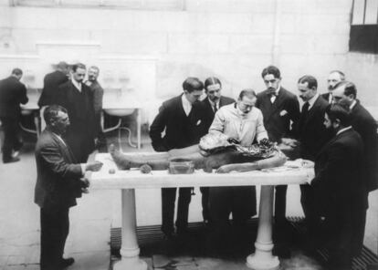 Gustavo Pittaluga practica una autopsia en presencia de, entre otros, Gregorio Mara&ntilde;&oacute;n hacia 1910.
