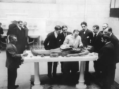 Gustavo Pittaluga practica una autopsia en presencia de, entre otros, Gregorio Marañón hacia 1910.