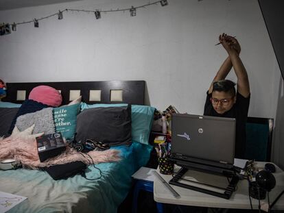 Máximo toma clases en línea en su habitación, en Ciudad de México, este lunes 24 de agosto.
