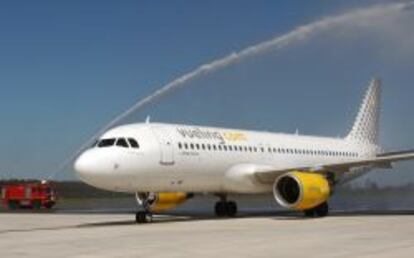 Un avión de la compañía aérea Vueling aterriza en el aeropuerto de Santiago de Compostela.