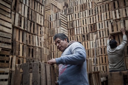 En un rincón de la Central de Abasto se encuentra Ciudad Huacal, denominación popular del mercado de envases vacíos: un inmenso laberinto de pasillos formados por millones de cajas perfectamente colocadas en pilas de más de dieciocho metros de altura. Los huacalitos son las cajas de madera empleadas para trasladar las mercancías. En esta zona de once hectáreas se reparan, se almacenan y se revenden las cajas de madera, cartón y plástico que usan los vendedores y los compradores del recinto.

