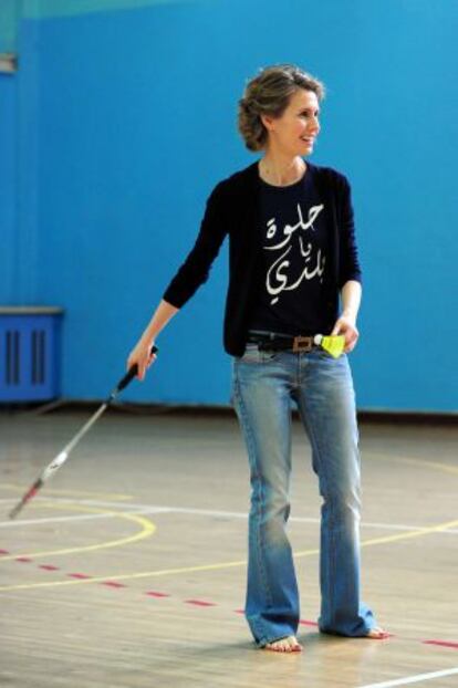 Asma el-Asad juega al bádminton con una camiseta que dice: "Oh, mi dulce país".