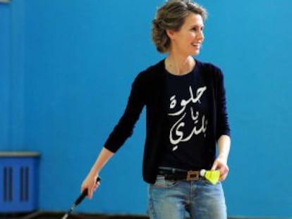 Asma el-Asad juega al bádminton con una camiseta que dice: "Oh, mi dulce país".