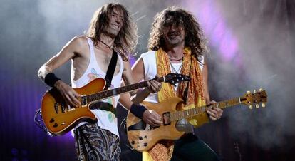 Robe Iniesta (izquierda) e Iñaki Antón, durante el concierto de Las Ventas.