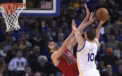 Pau Gasol, de lo Bulls, lucha por el bal&oacute;n con David Lee, de los Warriors.