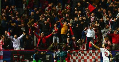 Los aficionados del Sevilla celebran un gol de su equipo