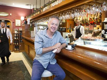 El director brit&aacute;nico Michael Winterbottom, en el restaurante El Refectorium de M&aacute;laga, durante el rodaje de &#039;Viaje a Espa&ntilde;a&#039;, el pasado lunes.