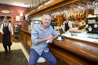 El director brit&aacute;nico Michael Winterbottom, en el restaurante El Refectorium de M&aacute;laga, durante el rodaje de &#039;Viaje a Espa&ntilde;a&#039;, el pasado lunes.