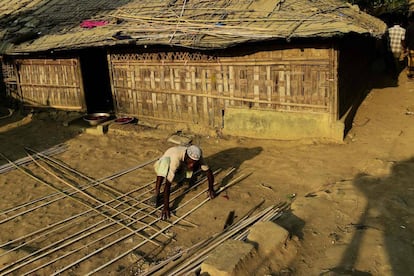 Un refigiado rohingya en el campo de refugiados de Nayapara en Bangladés este viernes. 