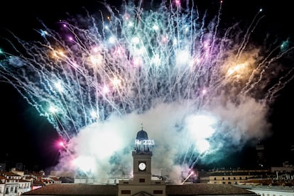 Juegos pirotécnicos iluminan la media noche durante las tradicionales Campanadas de Fin de Año, que marcan el fin de 2022 y la bienvenida a 2023, en Madrid. 