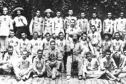 Foto de grupo de los supervivientes del asedio (1898-1899) a la localidad de Baler, en Filipinas.