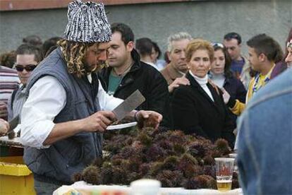 Un vendedor, ayer, prepara erizos en Cádiz.