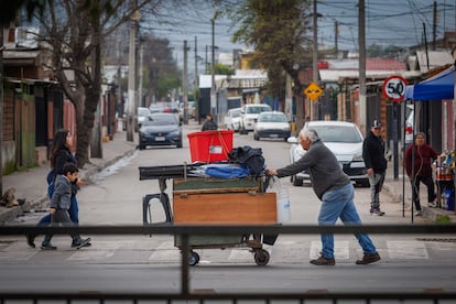 Una calle de La Pintana, comuna de Santiago. Pobreza en Chile