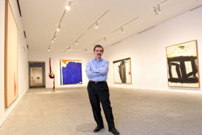 Manuel Borja-Villel, entre un <i>clyfford still </i>y un <i>motherwell </i>(a su derecha), el pasado viernes en la nueva sala de pintura estadounidense.