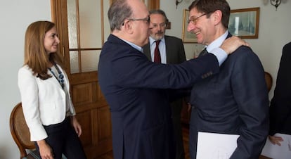 El presidente de la Asociación Española de Banca, José María Roldan, saluda al de Bankia, José Ignacio Goirigolzarri, en un curso de economía en Santander.