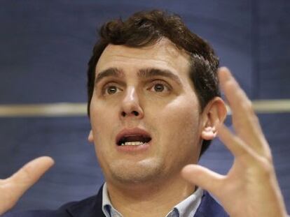 El presidente de Ciudadanos, Albert Rivera, durante su primera rueda de prensa en el Congreso.