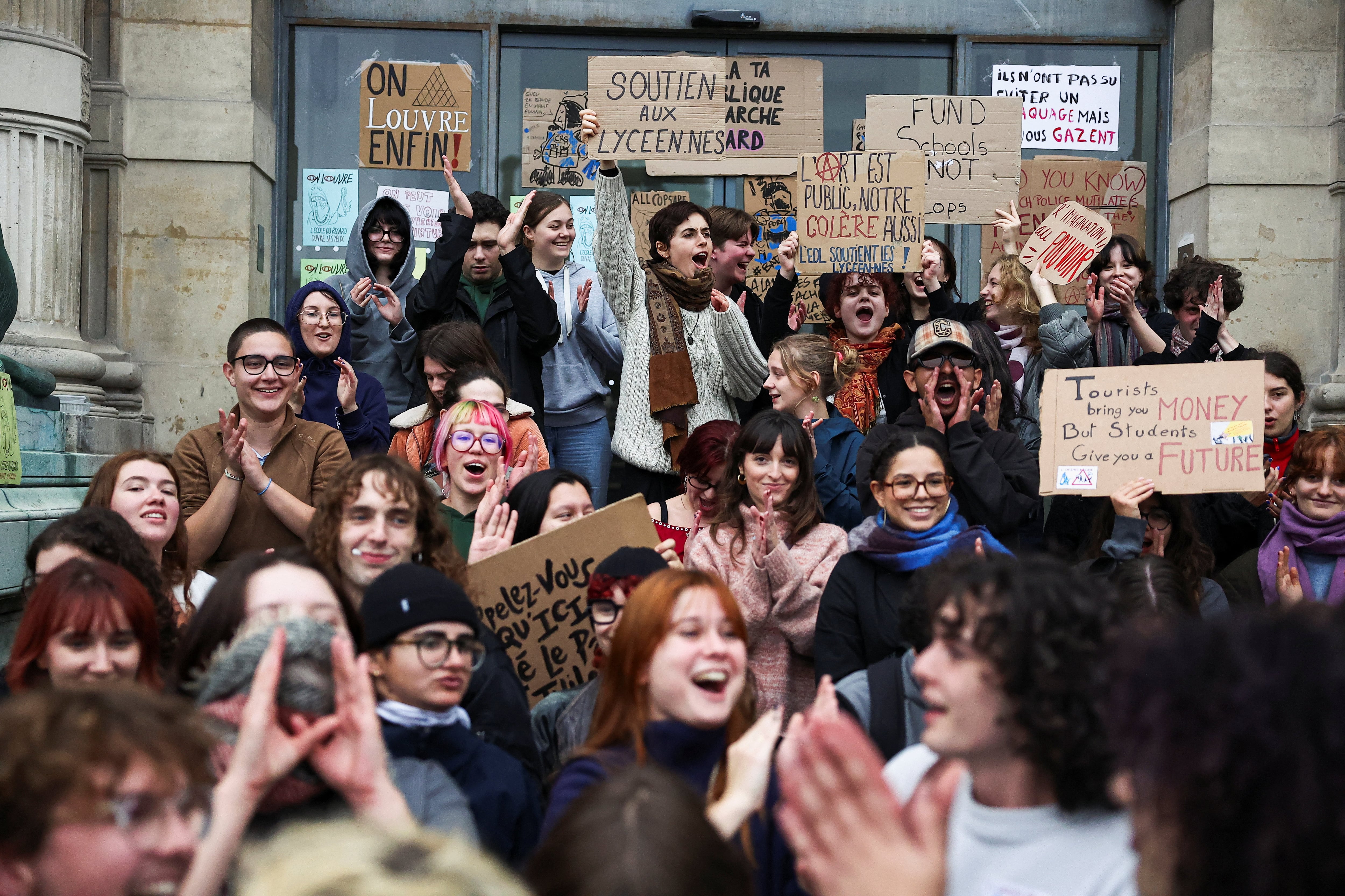 Movilizaciones sociales: en Europa, protesta social en acción colectiva; en Colombia, decreto que la limita