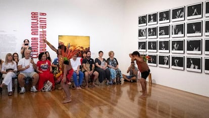 Índios yanomami realizam ritual no Instituto Moreira Salles, em São Paulo