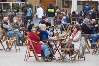 Varios clientes, en la terraza de un bar de Madrid durante la Semana Santa.