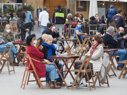 Una terraza llena de clientes, en Madrid el 1 de abril de 2021.