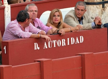 Ana María Romero, en el burladero de autoridades de la plaza de Málaga.