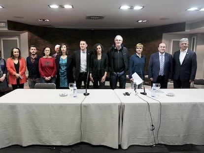 Foto conjunta de los partidos y sindicatos firmantes del manifiesto a favor del desarme de ETA.