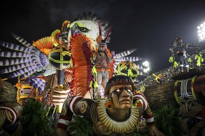 Los indios del Amazonas también estaban representados con la escuela de samba Imperatriz Leopoldinense, que tuvo de tema para su programa la defensa de las tribus Xingu amenazados por la agroindustria y la construcción de un gran centro hidráulica.