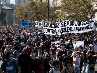 Miles de estudiantes secundarios y universitarios participan de una marcha por el centro de Santiago el 25 de marzo. Una de las demandas es educación sexual integral.