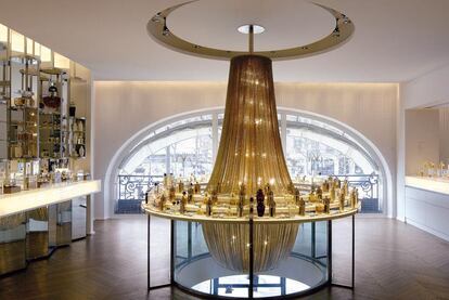 Exposición de perfumes en la Maison Guerlain, en los Campos Elíseos de París, una de las tiendas reseñadas en la edición de 12 volúmenes de bolsillo que la editorial Taschen (<a href="http://www.taschen.com" rel="nofollow" target="_blank">www.taschen.com</a>) ha publicado recientemente de sus guías de viaje.