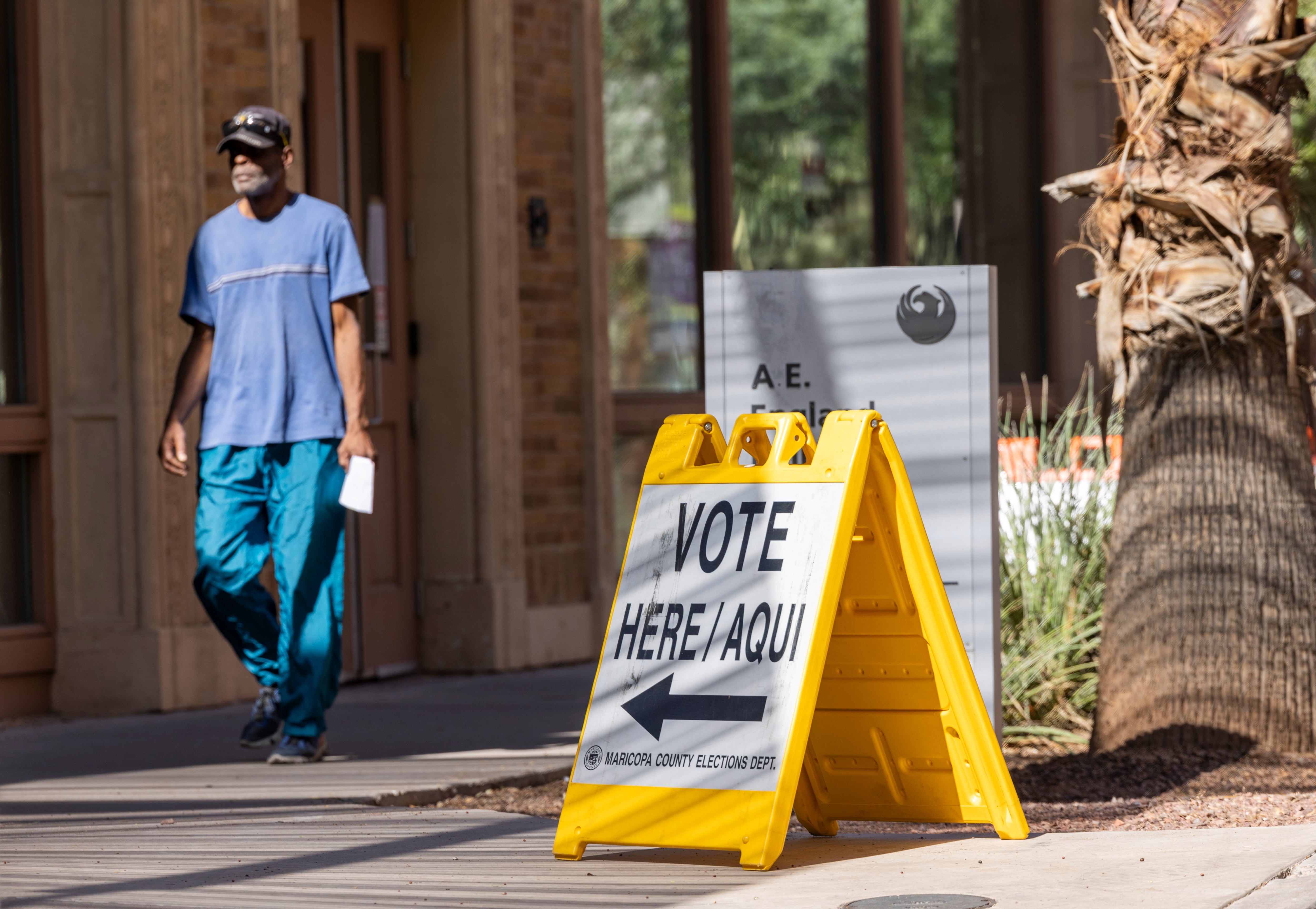 Entrada a un colegio electoral en el centro de Phoenix.