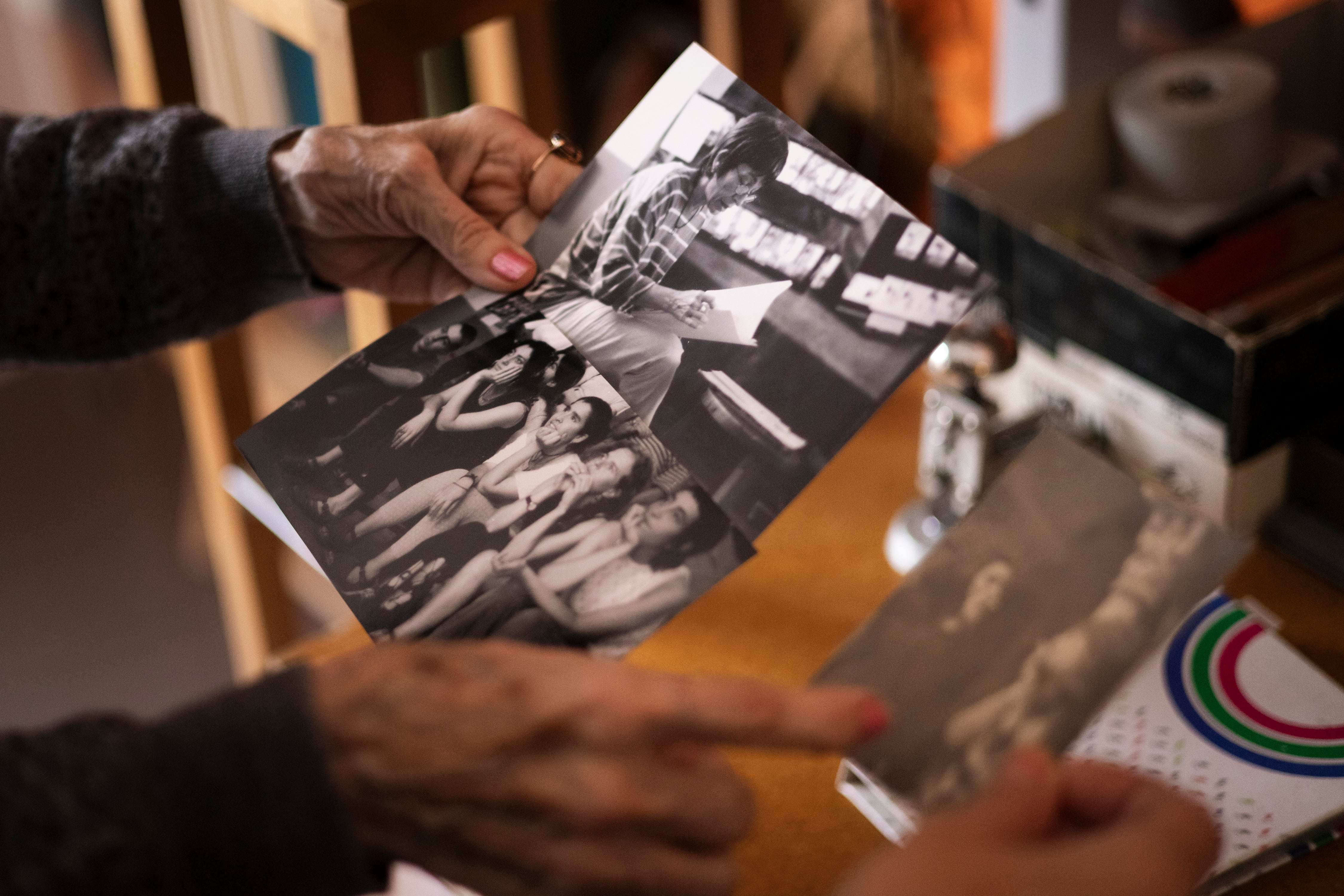 Chordà sostiene varias fotos. A la izquierda, en una charla de Bellas Artes mientras la contemplan estudiantes; a la derecha, Chordà, con amigas, en sus tiempos de estudiante.