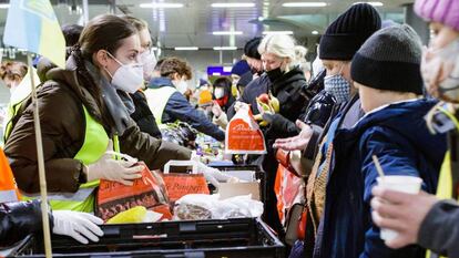 Voluntarios repartiendo ayuda a refugiados ucranianos llegados a Berlín el 7 de marzo de 2022.