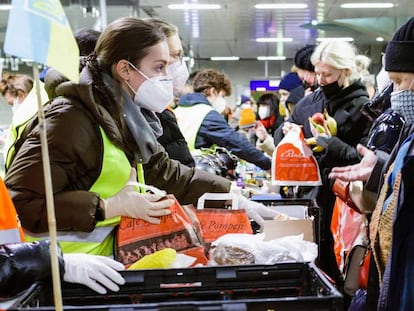 Voluntarios repartiendo ayuda a refugiados ucranianos llegados a Berlín el 7 de marzo de 2022.