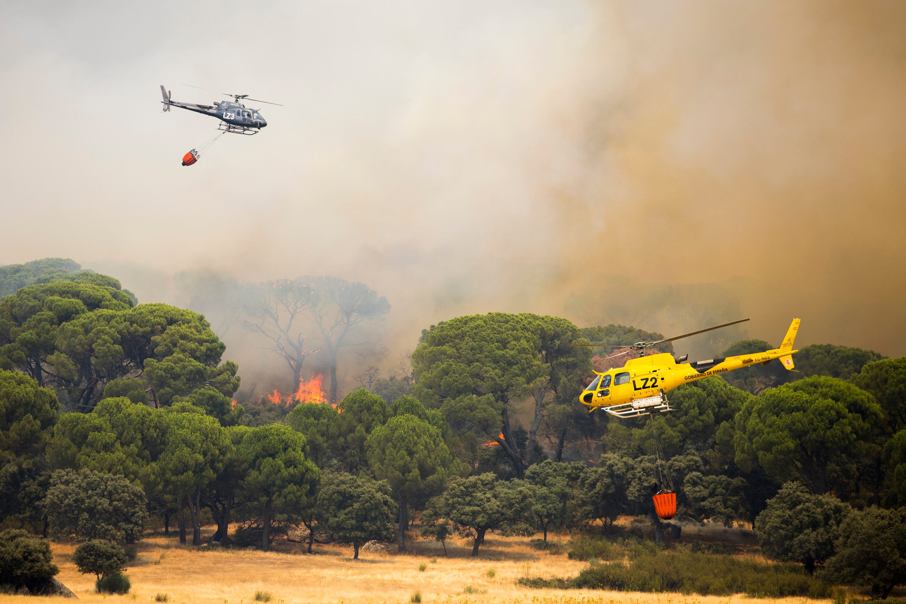 Medios aéreos trabajan en la extinción del incendio declarado en la Sierra Oeste de Madrid.