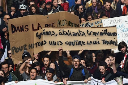 Estudiantes durante las manifestaciones contra las reformas laborales propuestas por el Gobierno francés, en París.