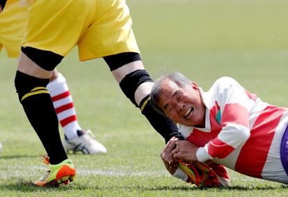 Un jugador del Fuwaku Rugby Club bloquea a otro durante un partido para mayores de 40 años, en Kumagaya (Japón) el 3 de mayo.