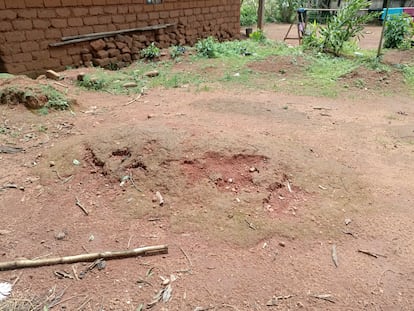 En las regiones anglófonas de Camerún, las familias de los combatientes separatistas muertos mantienen las tumbas en secreto por miedo a las autoridades.