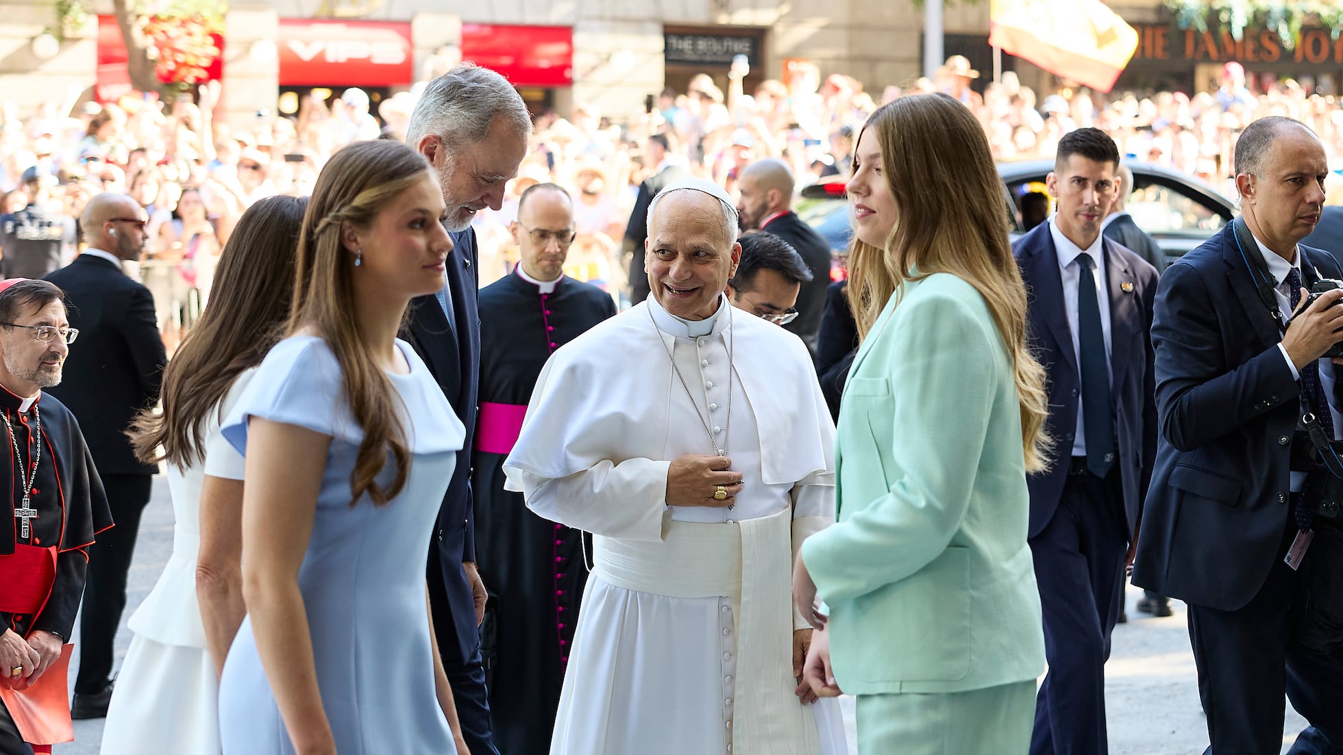 La princesa Leonor y la infanta Sofía van al concierto de Bad Bunny tras asistir a la misa con el Papa en Madrid | Gente | EL PAÍS