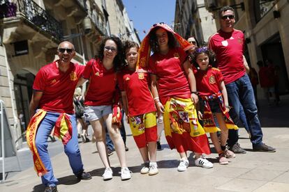 Aficionados españoles antes del partido disputado contra la selección de Croacia en el estadio Matmut Atlantique de Burdeos, el 21 de junio de 2016.