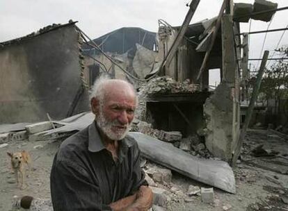 Un hombre desolado ante su casa destruida en Ruisi, cerca de Osetia del Sur.