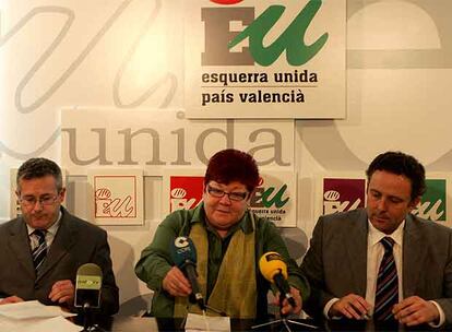 Glòria Marcos, ayer, con los abogados Javier Trives y Enric Bataller, al explicar la resolución.